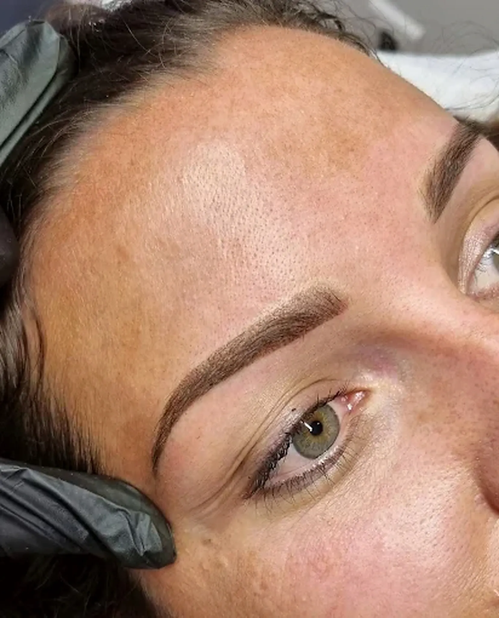 Sourcil pigmenté vu de très près, trait fin suivant l’implantation du poil.